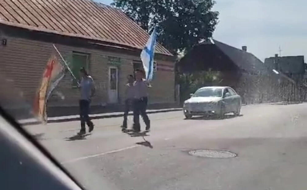 VIDEO: Viļānos staigā ar Krievijas armijas karogiem - policija sāk izmeklēšanu