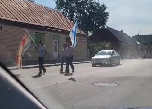VIDEO: Viļānos staigā ar Krievijas armijas karogiem - policija sāk izmeklēšanu