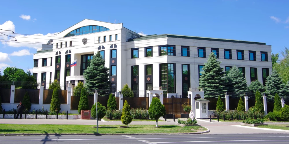В посольство России в Кишеневе врезался автомобиль – водитель задержан