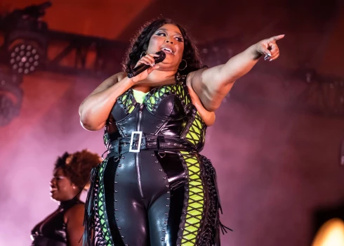 Slaveno dziedātāju Lizo apsūdz dejotāju pazemošanā un seksuālā nomelnošanā