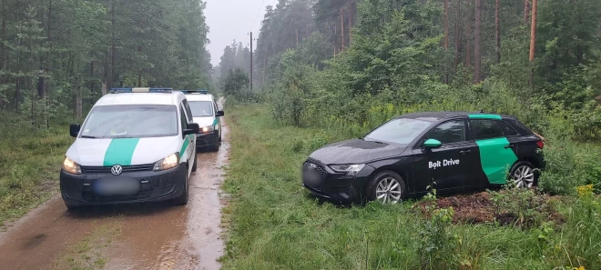 Курьер должен был забрать пакеты с наркотиками в лесу Дрейлини. (Фото: полиция самоуправления Ропажской волости) 