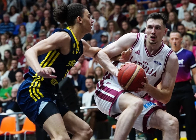 Latvijas basketbola izlase pārbaudes spēlē ar viļņainu sniegumu apspēlē Zviedriju