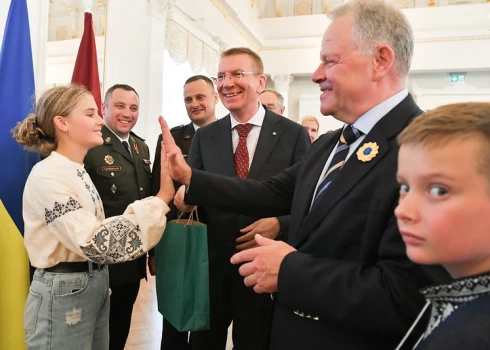"Я рад, что в Риге можно смотреть на немного более спокойное небо": Ринкевич встретился с детьми украинских солдат