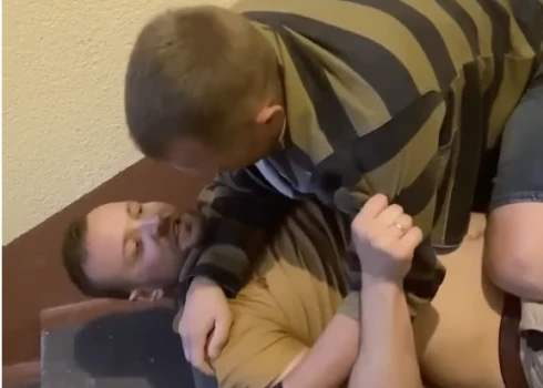 30. jūlija vakarā notikušais incidents ir nofilmēts, tajā redzams Znotiņš pie kaimiņu dzīvokļa durvīm, kur viņš “māca dzīvot”. Saruna, ja to varētu tā saukt, norisinās latviešu valodā, neskaitot Znotiņa iestarpinājumus ar necenzētiem vārdiem krievu valodā.