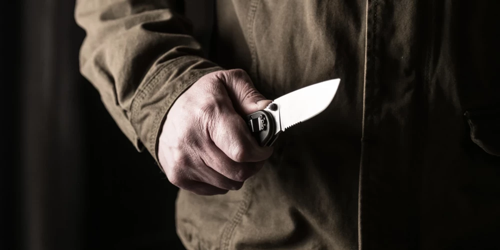 Мужчина ударил ножом в живот покупателя в магазине в Екабпилсе