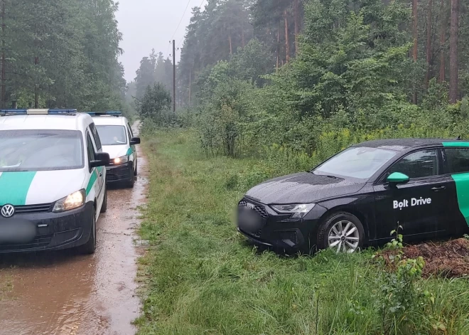 Ar dronu pret latvāņiem, “Katōļu Dzeive” miskastē, narkotikas vecā dīvānā: kriminālā province