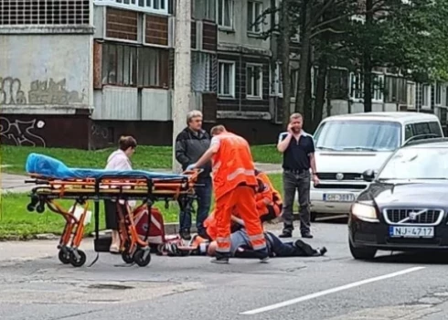 ВИДЕО: при переходе улицы в неположенном месте в Золитуде серьезно пострадал мужчина