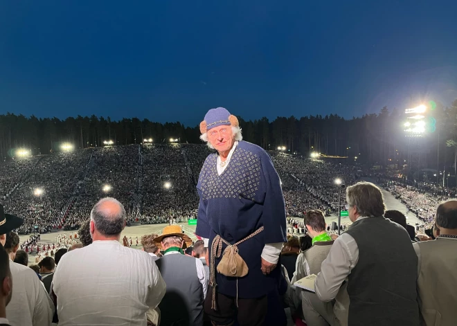 Jānis Rukšāns lepojas ar unikālu tautastērpu - viņam ir tūkstoš gadu sena latgaļu goda tērpa kopija