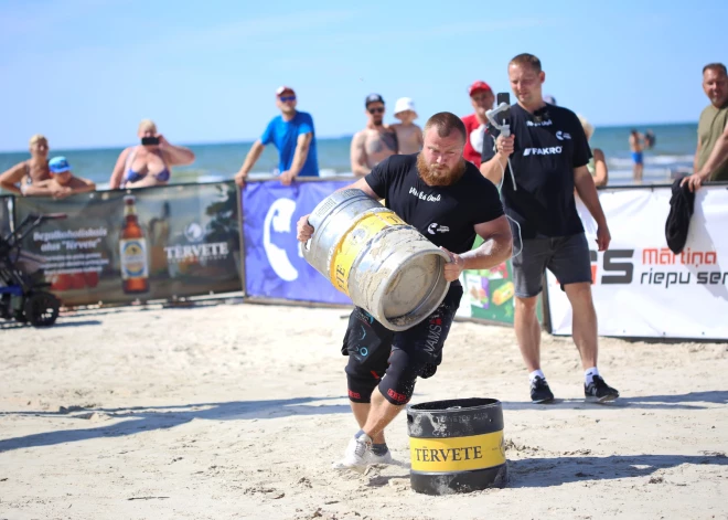 Aizvadītajā nedēļas nogalē Liepājas pludmalē tika aizvadīts “Klondaika” Latvijas čempionāta spēkavīriem ceturtais posms. Uzvaru izcīnīja ogrēnietis Māris Krievelis, otrajā vietā atstājot kuldīdznieku Andri Dilānu, kamēr sezonas līderis ogrēnietis Raivis Gintauts šoreiz samierinājās ar trešo pozīciju.