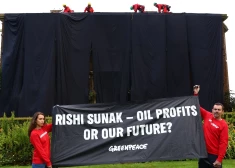 Klimata aktīvisti ietin britu premjera māju melnā audumā