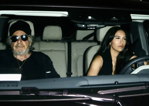 Als Pačīno ar mīļoto sievieti un dēla māti Nūru Alfallu dodas mājup pēc restorāna apmeklējuma.