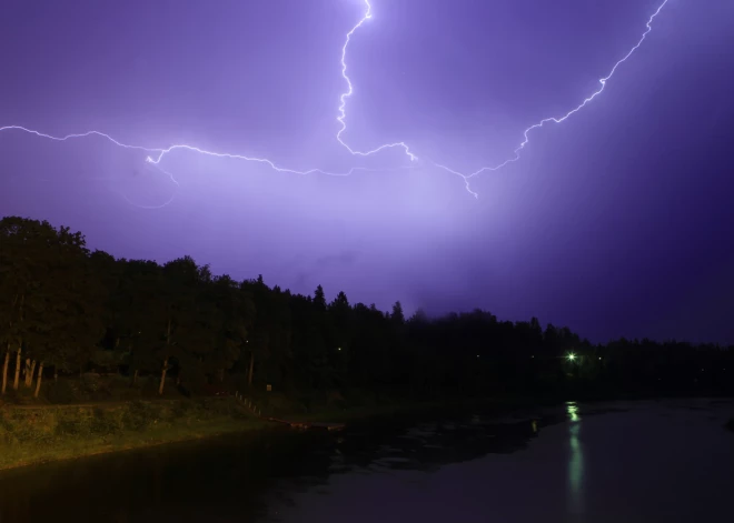 Tuvāko stundu laikā gaidāms pērkona negaiss ar krasām vēja brāzmām