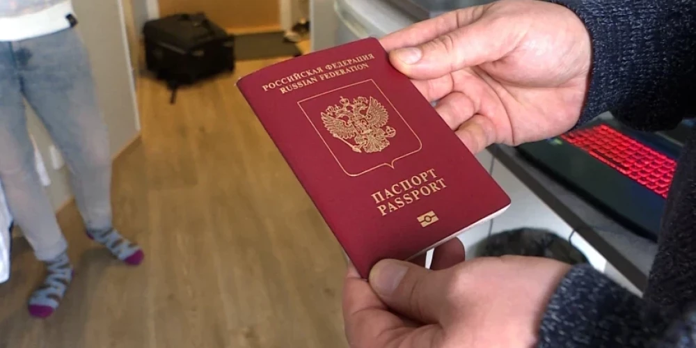 Тысячи граждан РФ в Латвии могут получить письмо с просьбой покинуть страну. Будут ли их выдворять?