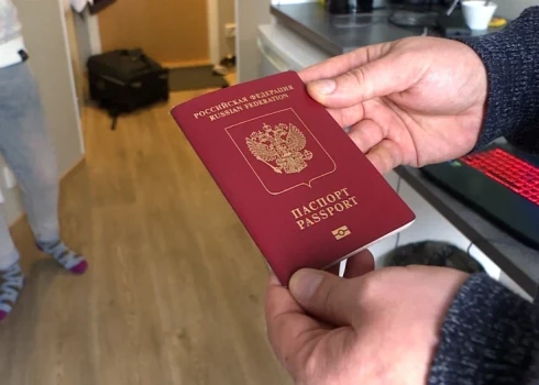 Тысячи граждан РФ в Латвии могут получить письмо с просьбой покинуть страну. Будут ли их выдворять?
