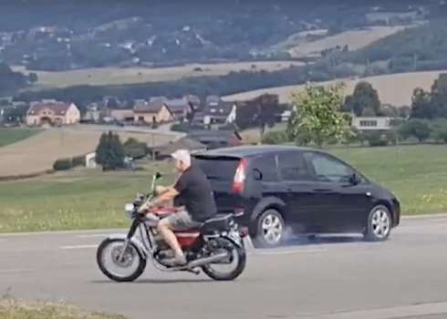   "Это было глупо": президенту Чехии пришлось извиняться за езду на мотоцикле без шлема