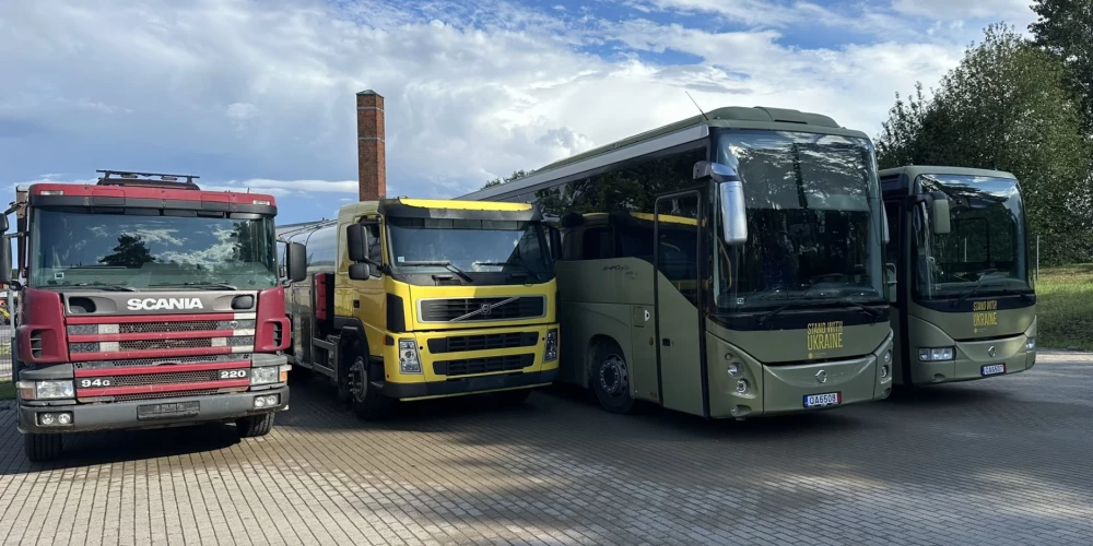 Uz Ukrainu dosies divas kravas automašīnas un divi autobusi.