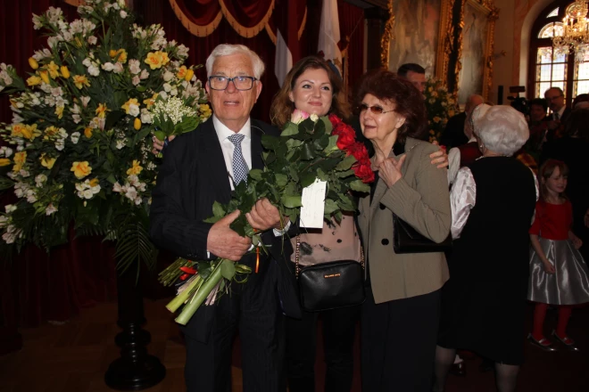 Kopā ar mazmeitu Annemariju, apmeklējot svinīgo ceremoniju, kad Raimondam Paulam tika pasniegts Triju Zvaigžņu ordenis 2016. gadā.