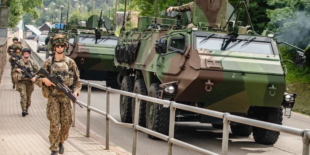 NBS Sauszemes spēku Mehanizētās kājnieku brigādes karavīri Latgales pilsētās ieradās ar "Patria" bruņumašīnām.