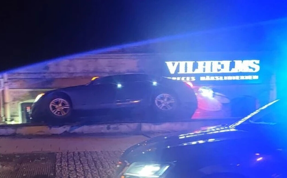 BMW vadītājs nesavalda auto un ietriecas veikala ieejā pretī Nacionālajam mākslas muzejam