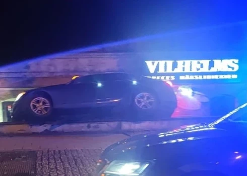 BMW vadītājs nesavalda auto un ietriecas veikala ieejā pretī Nacionālajam mākslas muzejam