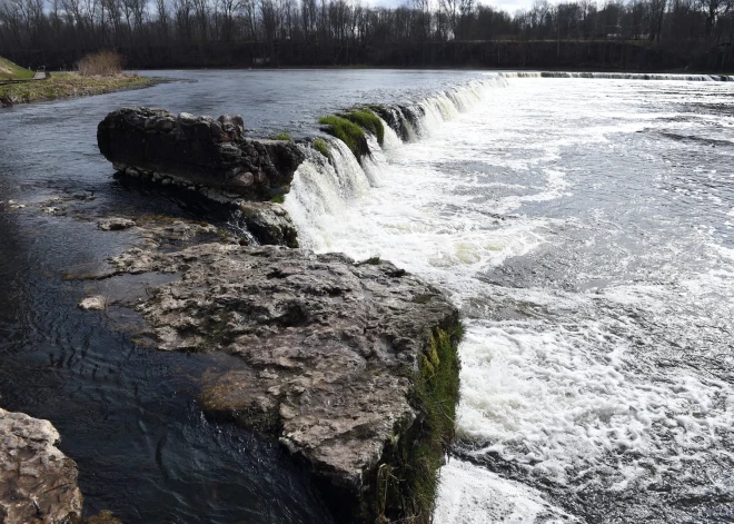 Piesārņojuma dēļ Kuldīgā neiesaka peldēties Ventā pie rumbas