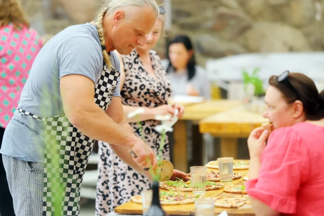 Ciemojamies Kauguru pagasta "Vīnkalnu" Brīvdabas picērijā pie Zandas un Ulda Žentiņiem.