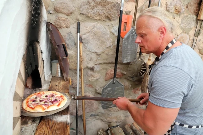 Ciemojamies Kauguru pagasta "Vīnkalnu" Brīvdabas picērijā pie Zandas un Ulda Žentiņiem.