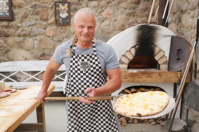 Ciemojamies Kauguru pagasta "Vīnkalnu" Brīvdabas picērijā pie Zandas un Ulda Žentiņiem.