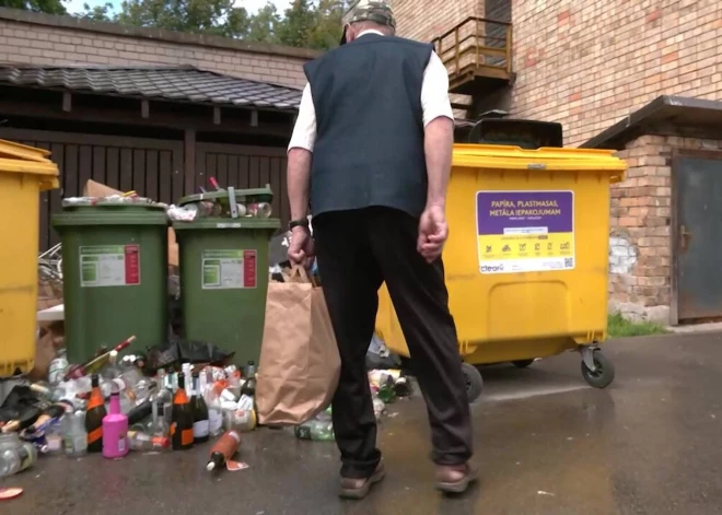 Жильцы многоквартирного дома в Юрмале утопают в мусоре, а крысы заполонили двор