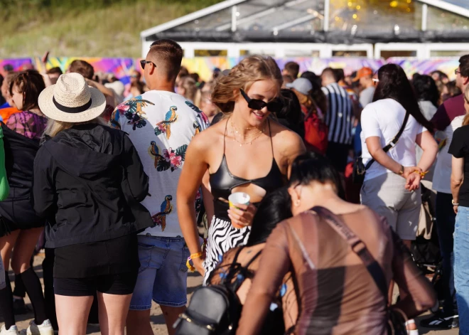 Liepājas pludmales festivālu "Summer Sound" piektdien apmeklēja ļoti krāšņa publika.