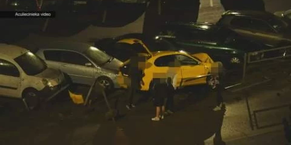"Больше никогда там не буду ставить свою машину": на парковке в Плявниеки происходит одна авария за другой