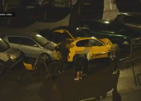 "Больше никогда там не буду ставить свою машину": на парковке в Плявниеки происходит одна авария за другой
