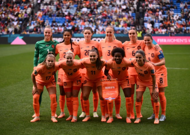 Nīderlandes futbolistes iekļūst Pasaules kausa ceturtdaļfinālā