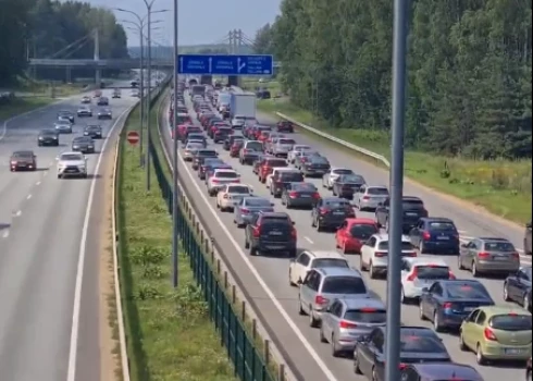 VIDEO: uz Jūrmalas šosejas milzīgs sastrēgums; svelmē ļaužu plūsma meklē veldzi