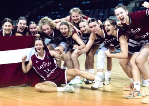 Latvijas U20 basketbolistes laimīgas pēc vēsturiskās uzvaras pusfinālā (foto: NextGenHoops/Twitter)