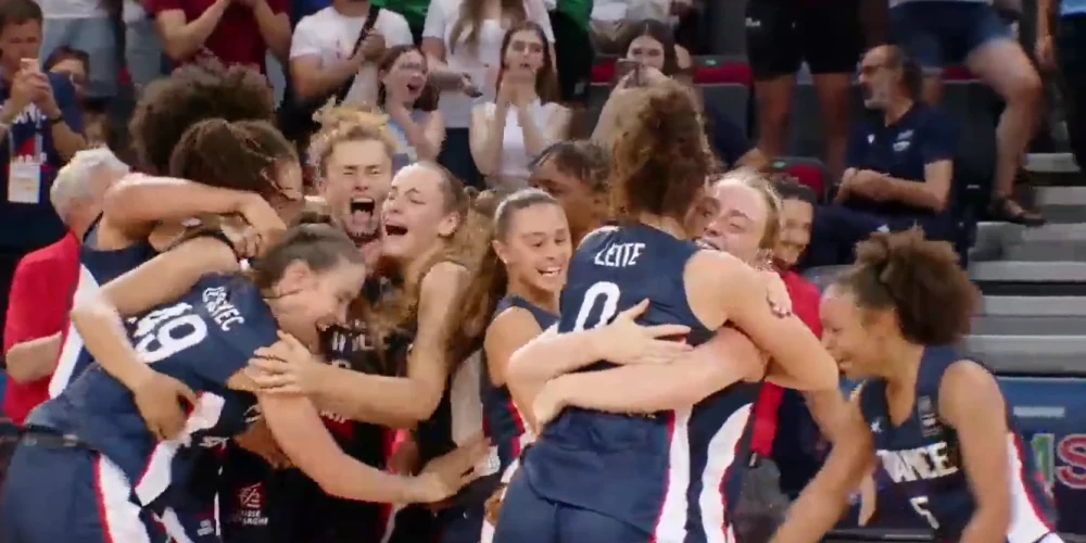 Francijas U20 izlase priecājas pēc pārliecinošās uzvaras finālā (ekrānuzņēmums)