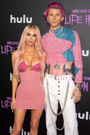 Par reālās dzīves Bārbiju un Kenu dēvētie – aktrise Megana Foksa un mūziķis Machine Gun Kelly – dokumentālās filmas Machine Gun Kelly’s Life in Pink pirmizrādē, 2022. gads. 