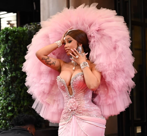 Amerikāņu repa māksliniece Cardi B Met Gala pasākumā Metropoles mākslas muzejā Ņujorkā, 2023. gads.