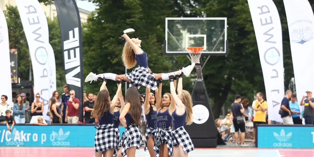  Krastu mačs ir ne tikai tautas sporta pasākums, kur laukumā dodas dažādu meistarības līmeņu Daugavas labā un kreisā krasta basketbolistu komandas, bet vienlaikus arī atpūtas un izklaides pasākums gan tā dalībniekiem, gan apmeklētājiem – visu diennakti pasākumā uzstājas Latvijas labākie dīdžeji un mākslinieki, tur skatāmi dažādi ar basketbola un ielu kultūru saistīti priekšnesumi, spēļu puslaika pārtraukumos – konkursi skatītājiem.