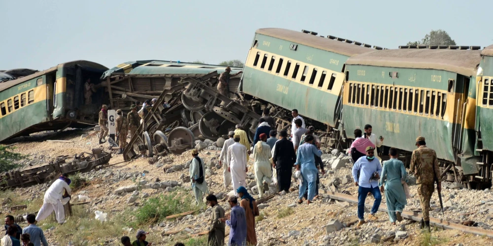 По меньшей мере восемь вагонов пассажирского поезда сошли с рельсов.