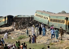 "Было похоже на апокалипсис": в крушении пассажирского поезда в Пакистане погибли не менее 30 человек