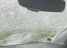 Шокирующие видео бури в Латвии: град пробивает стекла в машинах