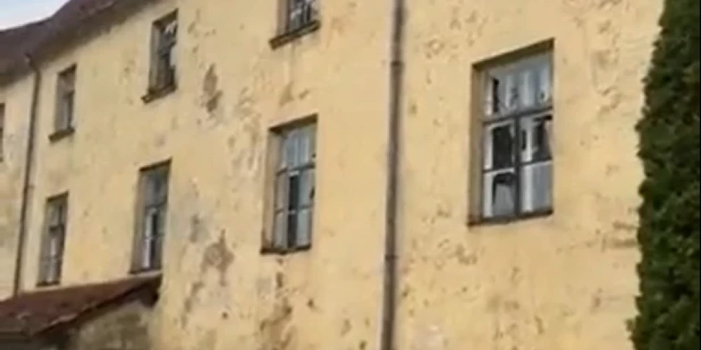 Krusas postījumi Jaunpils pilij (ekrānuzņēmums no "Twitter")
