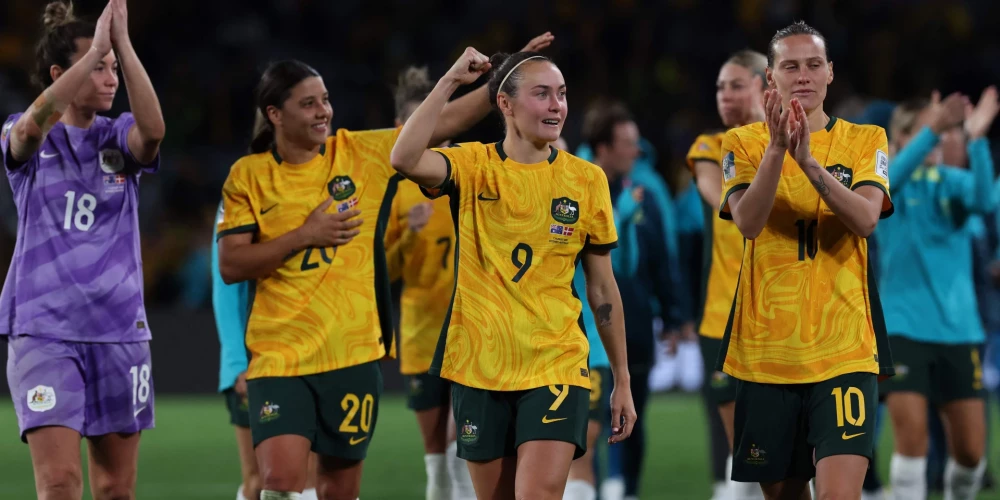 Austrālijas futbolistes priecājas par panākumu.