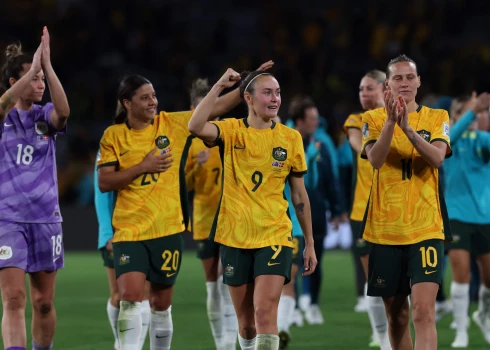 Austrālijas futbolistes priecājas par panākumu.