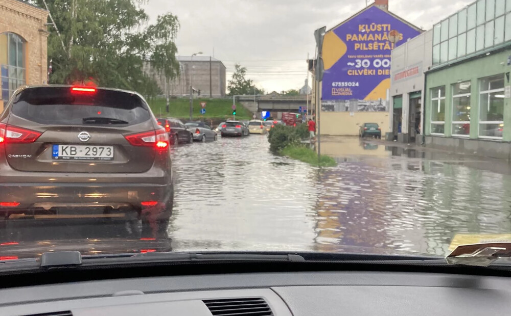 FOTO: spēcīgās lietusgāzes appludina Rīgas ielas