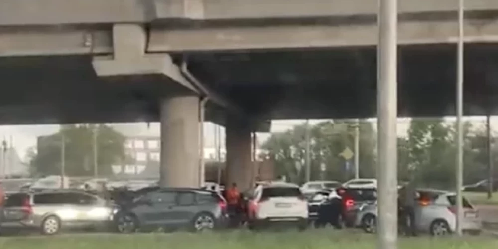 VIDEO: autovadītāji Rīgā gatavojas stihijai