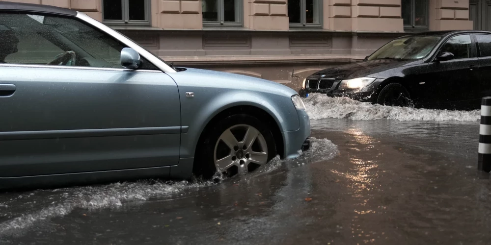 Машины в воде, люди выжимают мокрые майки: ливень затопил улицы Риги