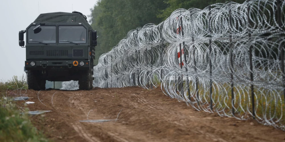 Polija uz robežu ar Baltkrieviju nosūtīs papildu 1000 karavīru