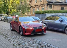 Алена Остапенко и Кристап Отто катаются на Lexus.